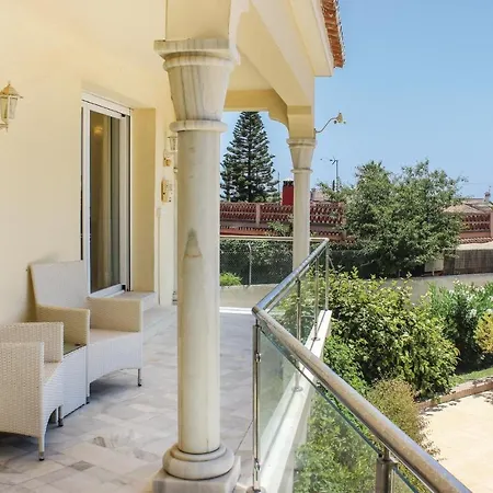 4 Bedroom Awesome In Holiday home *