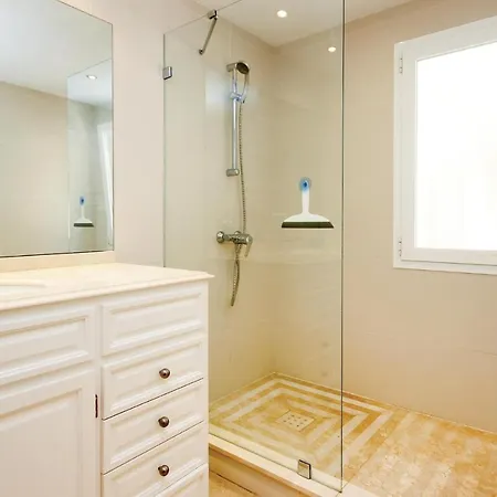 4 Bedroom Awesome In Holiday home *