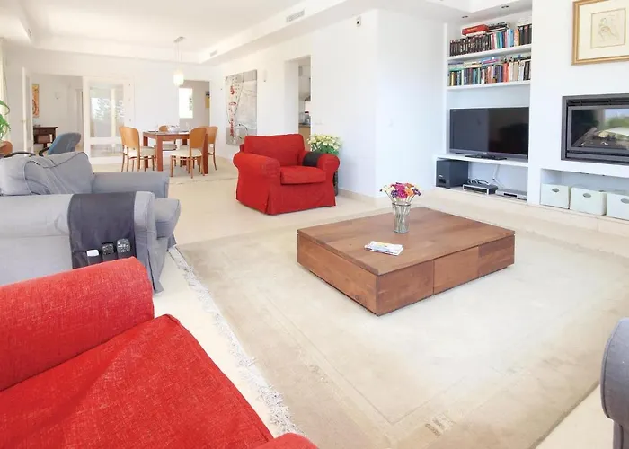 Дом отдыха 4 Bedroom Lovely In Марбелья