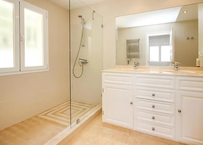 4 Bedroom Lovely In Holiday home