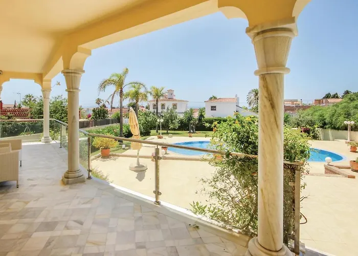 Дом отдыха 4 Bedroom Lovely In Марбелья
