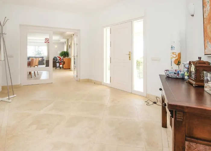 Дом отдыха 4 Bedroom Lovely In