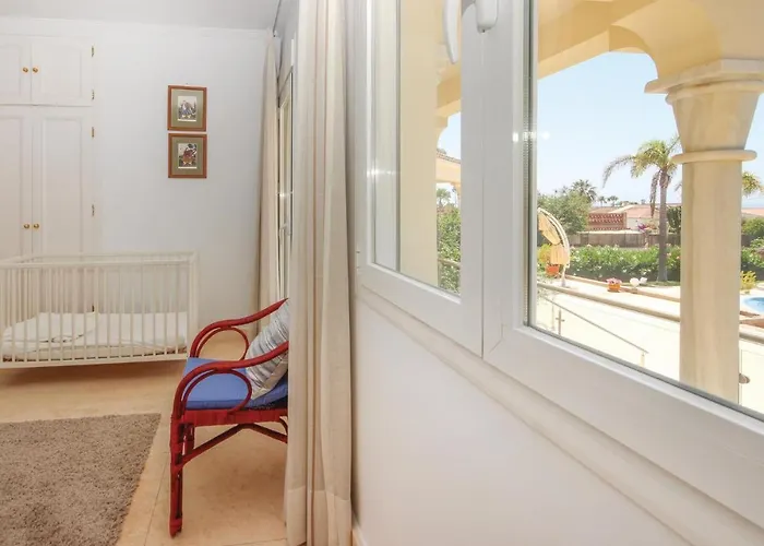 Дом отдыха 4 Bedroom Lovely In *