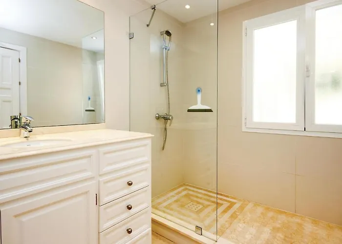 4 Bedroom Lovely In Holiday home *