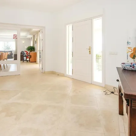 Сasa de vacaciones 4 Bedroom Lovely In