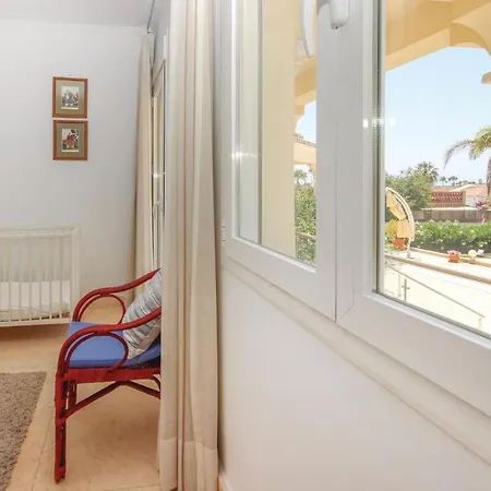 Сasa de vacaciones 4 Bedroom Lovely In *