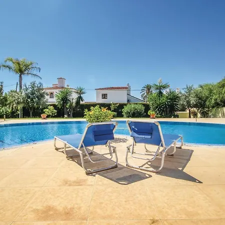 Сasa de vacaciones 4 Bedroom Lovely In *